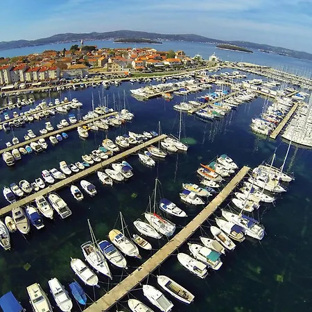 Stunning In Biograd With Wifi Lägenhet *